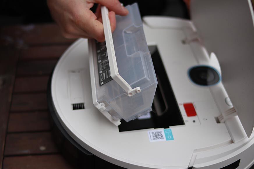 Staubbehälter des Yeedi Vac 2 Pro wird in den Händen gehalten